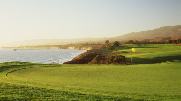 Photo: golf course next to an ocean at sunset